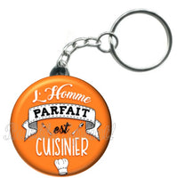 Porte-clés badge L'homme parfait est cuisinier -Réf PC1474