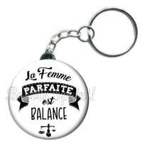 Porte-clés badge La femme parfaite est Balance-Réf PC889