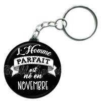 Porte-clés badge L'homme parfait est né en Novembre -Réf PC930